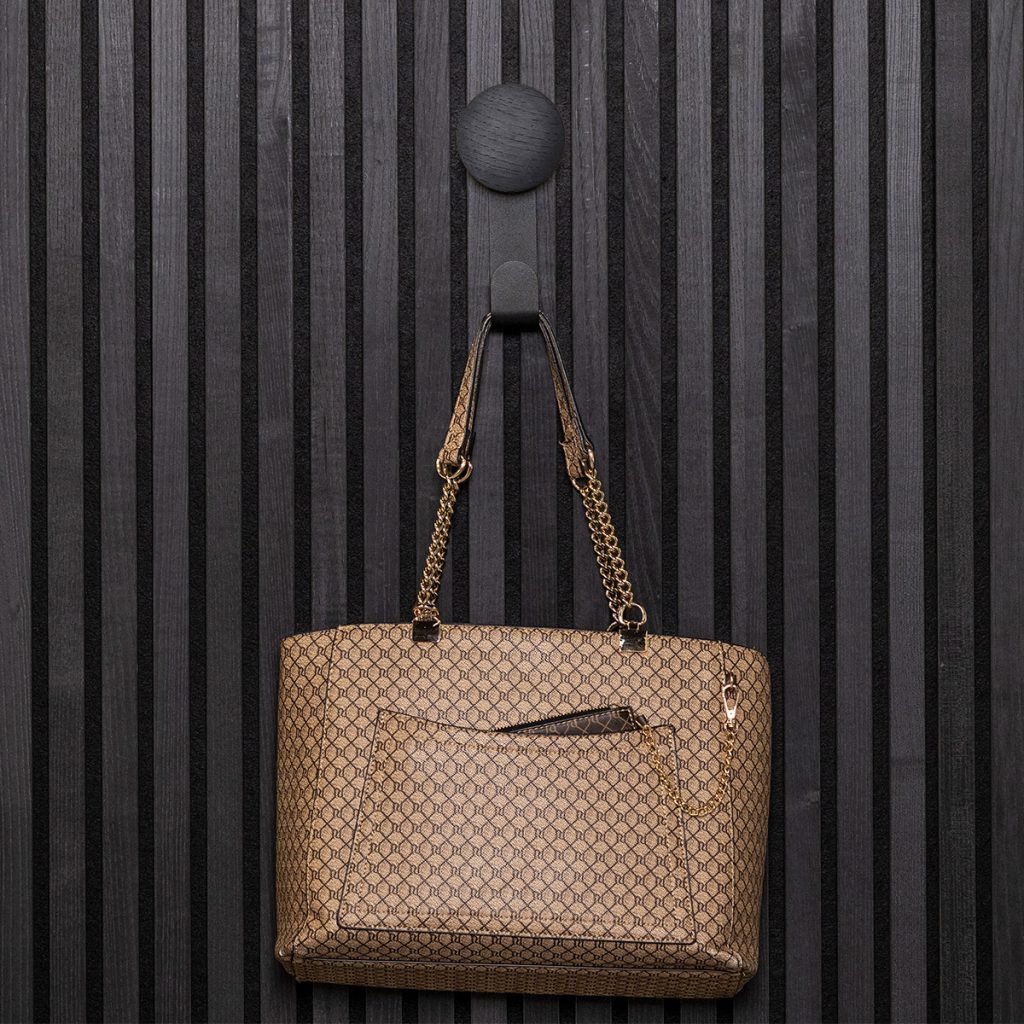 2-black-vertical-hanger3b