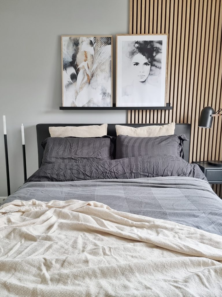 @homefreak.nl-akupanels-classic-oak-black-felt-bedroom