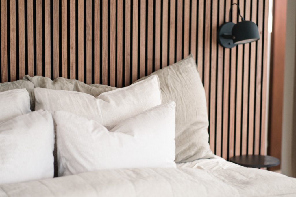 Akupanel-240-Walnut-bedroom-headboard-SE-@johansson.interiordesign-6
