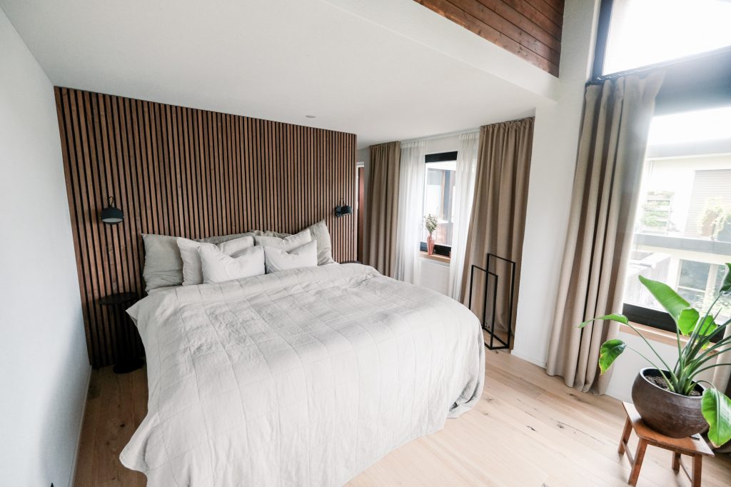 Akupanel-240-Walnut-bedroom-headboard-SE-@johansson.interiordesign-7-1