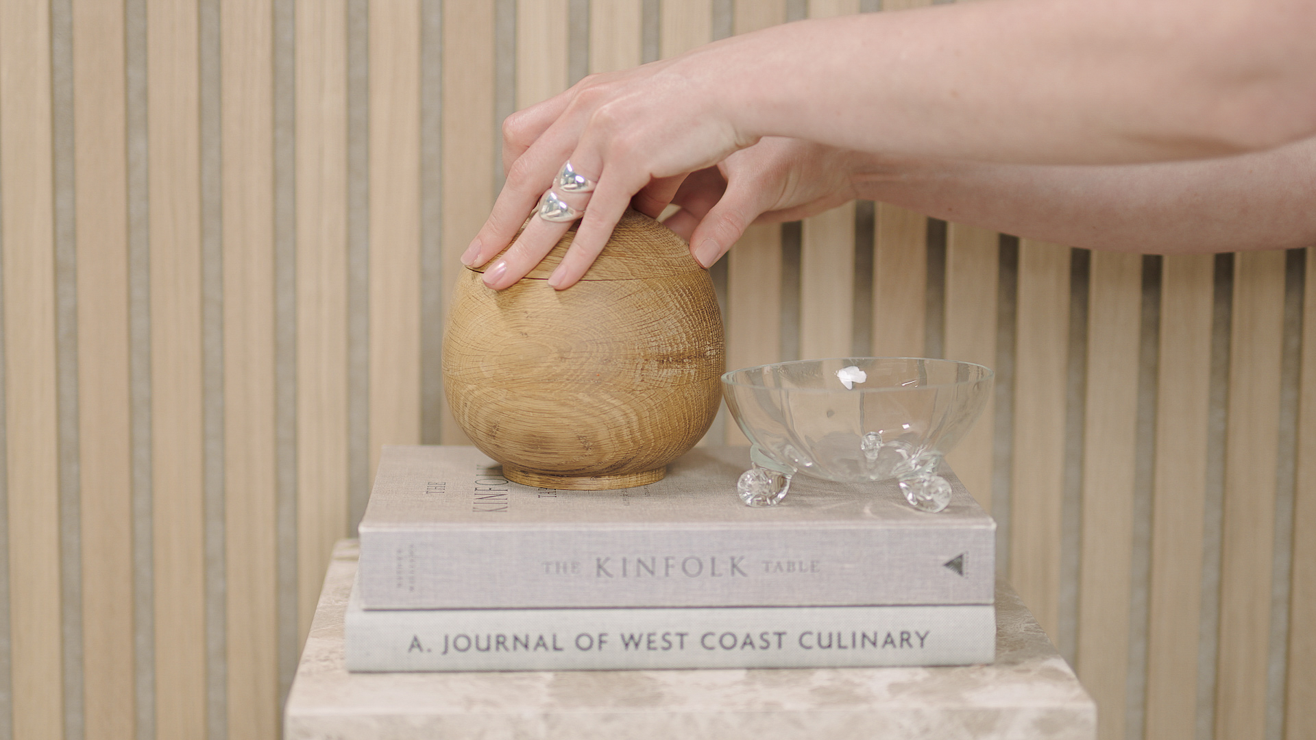 Styling_w._woodupp_diningroom_cecilie_longform_vid_16.9_msk .00_00_46_18.Still003-2